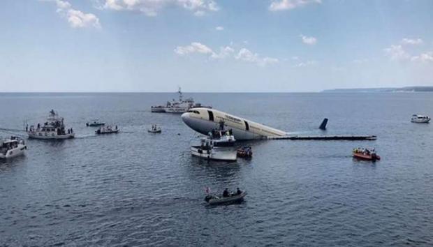 У Туреччині потопили пасажирський літак (ВІДЕО)