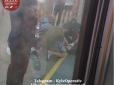 Рятувати кинулися усі: У Києві на станції метро трапилася кривава НП із пасажиром (фото)