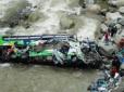 Майже півсотні загиблих: В Індії автобус злетів у 500-метрову прірву (відео)