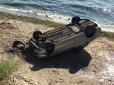 Відпочивайте обережно: В Одесі Daewoo Lanos звалився з обриву на пляж (фото)