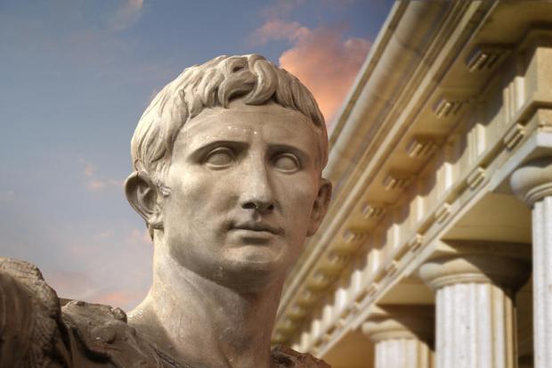 Героїзована статуя Юлія Цезаря, що на думку давніх римлян втілювала його героїчний образ