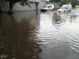 Потужна злива перетворила вулиці Херсона на річки (фото)