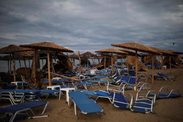 Наслідки шторму у Греції. Фото: REUTERS.