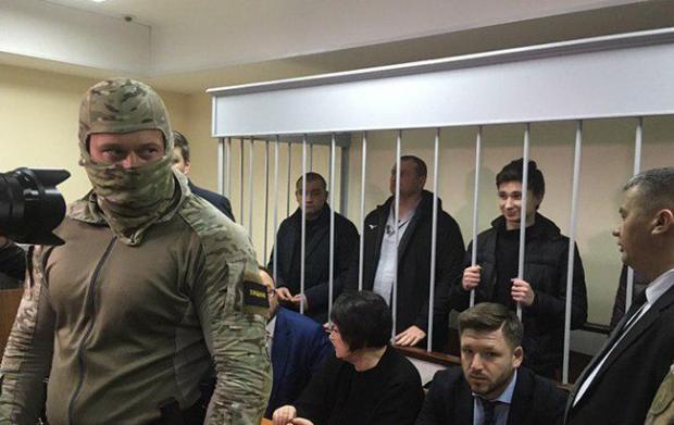 Захоплені українські моряки в російському суді