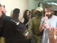 Оплески не вщухали: Українці потужно підтримали полонених моряків на судилищі у Москві (відео)