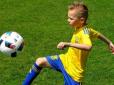 ​Це вам не п'яткою бити, дядечку Джейсоне Стейтем: 11-річний український футболіст підхопив світовий челенж з відкорковування пляшки, вразивши професійною майстерністю (відео)​