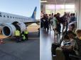 Авіакомпанія Коломойського знову потрапила в скандал: Пасажири застрягли в аеропорті на 20 годин (фото, відео)