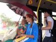 З парасолькою навіть в автобусі: У мережі показали незручні реалії залитого дощем Києва (фото)