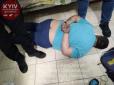 Зі спущеними штанами поклали звірюку на підлогу: У Києві затримали таксиста-гвалтівника, який напав на пасажирку (фото)
