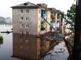 Вставання з колін: У Росії житель затопленої багатоповерхівки ловив рибу прямо з балкона (відео)