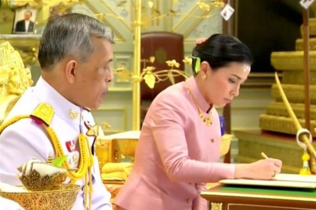Король Таиланда Маха Вачиралонгкорн и Сутхида Вачиралонгкорн