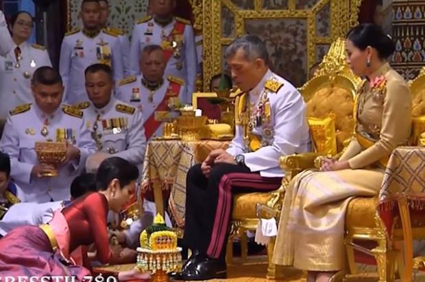 Король Таиланда с супругой и своей наложницей