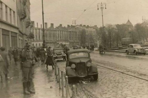 Автомобілі, припарковані на сучасній площі Міцкевича у Львові, 1941 рік САЙТ "ФОТОГРАФІЇ СТАРОГО ЛЬВОВА"