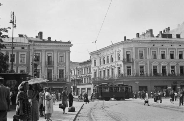 Льів'яни на Адольф-Гітлер-плац, нині проспект Свободи, 1942 рік