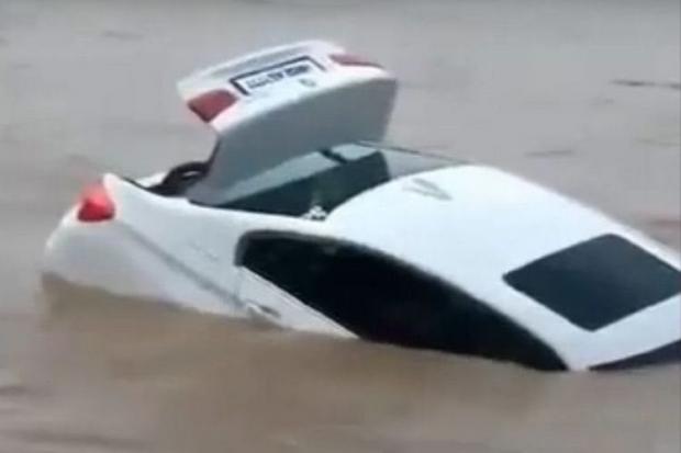 Індієць втопив у річці подарований батьками BMW. Фото: скріншот з відео.