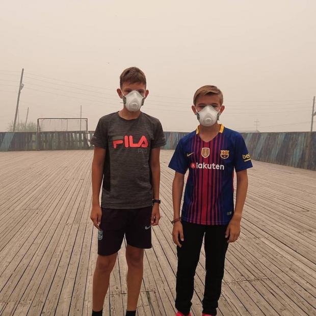 Через дим та нестерпний запах усі ходять в масках. Фото: соцмережі.