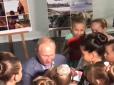 Опустився на коліно та цілував ручку: Путіна підловили за чіплянням до дітей у Криму (відео)