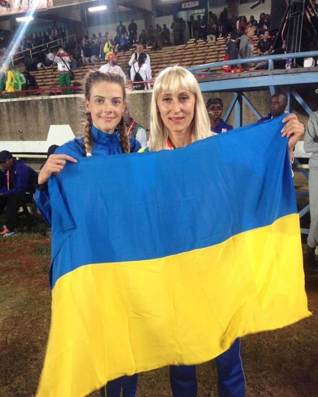 Наймолодша в світі атлетка, яка взяла висоту два метри Ярослава Магучих і її тренер Тетяна Степанова.