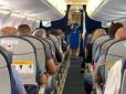 З архіву ПУ. 24 серпня стюардеса на борту літака заспівала пасажирам Гімн України (відео)