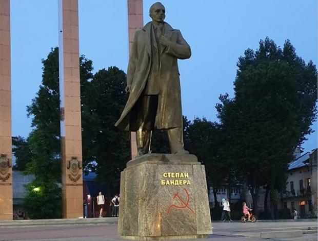 Невідомі намалювали серп і молот на пам'ятнику Степану Бандері. Фото: Фейсбук.