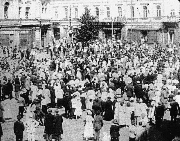Кияни на Думській площі. Близько 1918-го