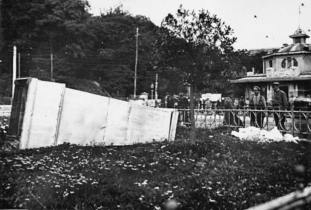 Розбитий бюст Тараса Шевченка на Царській (Європейській) площі. Серпень-вересень 1919-го
