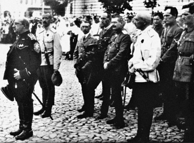 Військова церемонія на Софійській площі. Крайній зліва - командувач Добровольчої армії генерал Май-Маєвський, другий зліва - генерал Бредов. Вересень 1919-го