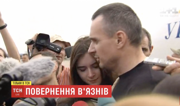 Олег Сенцов із дочкою. Фото: скріншот з відео.
