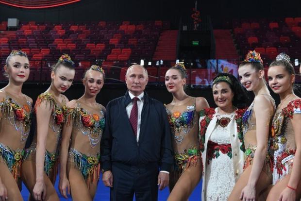 Путін із гімнастками в "Лужниках". Фото: Твіттер.