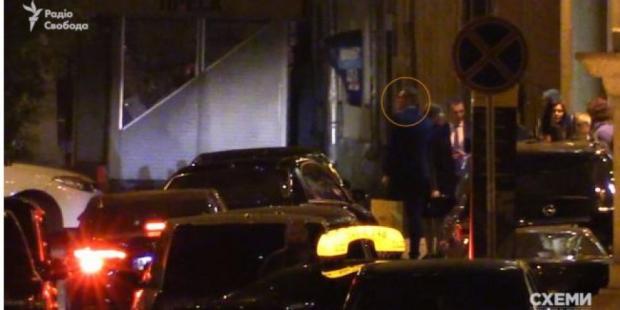 Баканов також вийшов з подарунком. Фото: скріншот з відео.