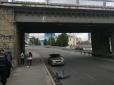 Самогубство чи ні?: У Києві чоловік впав із залізничного моста під авто (відео)