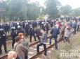 Під Львовом активісти Семенченка відновили блокаду вагонів з російським вугіллям (відео)