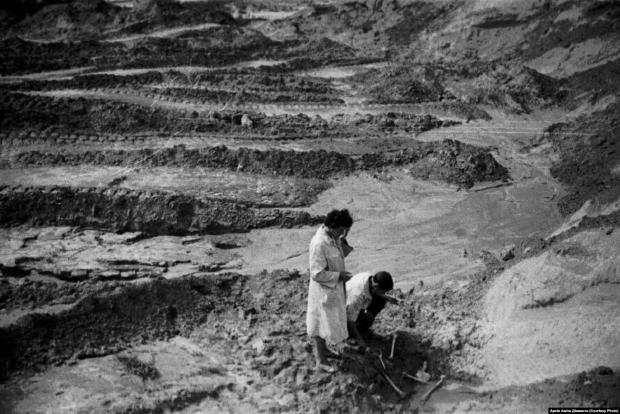 Розритий Бабин Яр. Серпень 1961 року, півроку після Куренівської трагедії. Внизу на фото Аміка Діаманта людські кістки, які виплили з-під ґрунту. Архів Аміка Діаманта