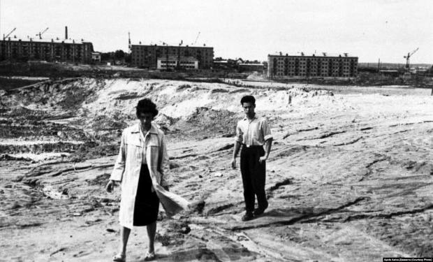 Бабин Яр. Амік Діамант разом із своєю майбутньою дружиною. На задньому плані починається будівництво житлових будинків. Їх звели прямо на північній частині Бабиного Яру, яку для цього повністю замили і розрівняли. Серпень 1961 року. Архів Аміка Діаманта.