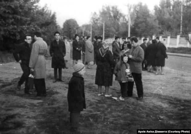 Так виглядав перший несанкціонований владою мітинг пам’яті єврейських жертв Бабиного Яру. На акції зібралося близько 50 людей. 24 вересня 1966 року. Архів Аміка Діаманта
