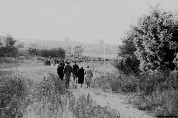 Бабин Яр. Люди збираються на мітинг. 29 вересня 1966 року. Фото Гарика Журабовича. Архів Аміка Діаманта