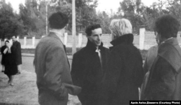 Амік Діамант (по центру) на акції пам’яті жертв Бабиного Яру. 24 вересня 1966 року. Архів Аміка Діаманта. Стоп-кадр із зйомок Едуарда Тімліна