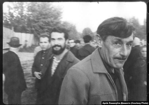 Письменник Віктор Некрасов на мітингу вшанування жертв Бабиного Яру 24 вересня 1966 року. Стоп-кадр із зйомки Едуарда Тімліна. Архів Аміка Діаманта