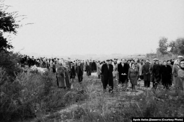 Бабин Яр. Місце збору не було означено, люди стояли групами. 29 вересня 1966 року. Фото Гарика Журабовича. Архів Аміка Діаманта