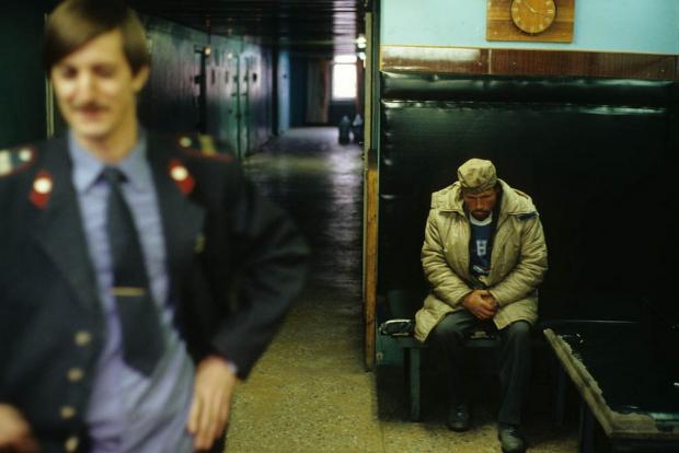 Вытрезвитель, 1993 год. В начале девяностых годов советские вытрезвители ещё вполне себе существовали. На фото справа — милиционер в ещё советской форме, которая ещё сохранялась в начале девяностых.