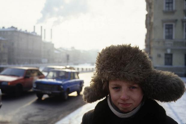Санкт-Петербург, 1994 год, несколько советских машин на заднем плане. Практически на всех фотоснимках девяностых годов все советские машины выглядят как ржавый, грязный и помятый хлам — хотя многие были не старше десяти лет.