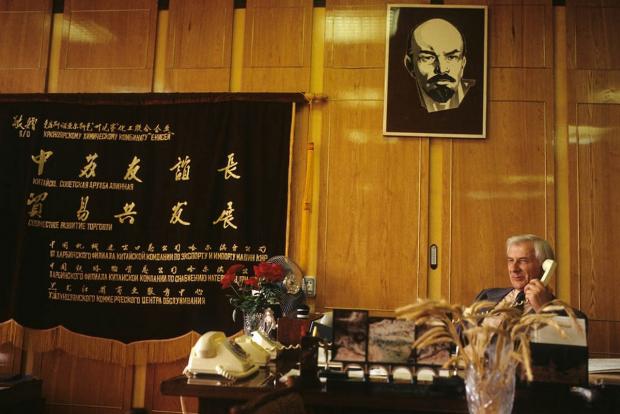 И в заключение — несколько портретов людей. Начальник Красноярского химкобмината "Енисей", 1993 год. Как видите — в кабинете начальника вполне себе продолжается СССР и висит портрет Ленина.
