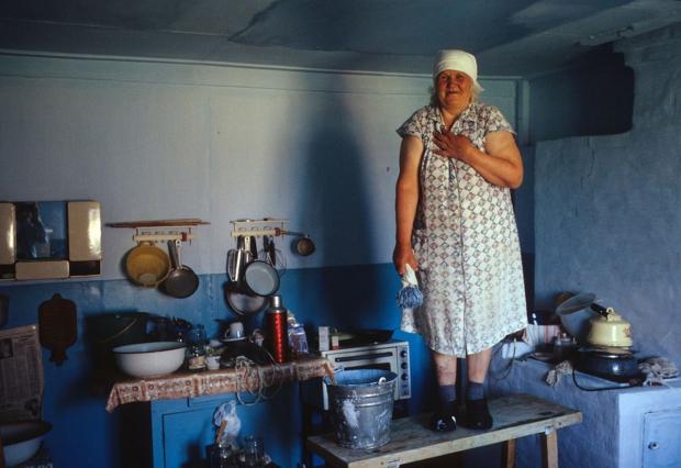 Очень сильное и страшное фото — 1993 год, на синимке — Эрика Герлиц, из поволжских немцев, что в 1941 году в возрасте 16 лет была депортирована в далёкое село. Как видим, за десятилетия жизни в совке немка превратилась в типичную советскую бабушку.