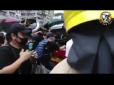 Забили до напівсмерті: У Гонконзі таксист поплатився за те, що в'їхав у натовп мітингувальників (відео)