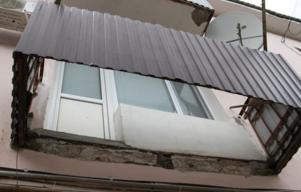 У Коблевому обвалився балкон із людьми. Фото: Новости N.