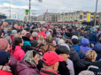 Торжество скреп: На Росії люди третій день б'ються в чергах за безкоштовну рибу (фото, відео)