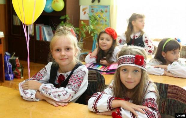 Школярки в національних костюмах. Львів, 1 вересня 2014 року