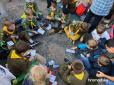 Передадуть військовим на Донбасі: У Києві сплели найдовший браслет в Україні (фото, відео)