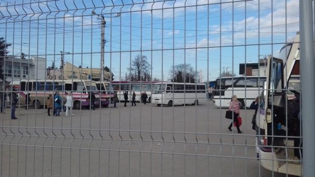 На автовокзалі у Сімферополі із тероризмом борються за допомогою решіток. Фото: Фейсбук.