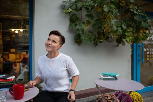 Ветеранка бойових дій на Донбасі, ЛГБТ-активістка Настя Конфедерат в кав'ярні в Києві, 18 жовтня 2019 року